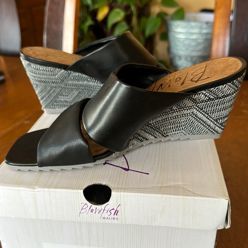 Blowfish Omari Wedge size 8 color black mandala